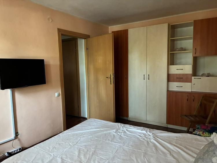 Apartament cu 3 camere semidecomandat, mobilat în Podu Roș