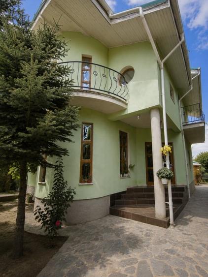 Casă individuală cu 7 camere cu Teren 527 Mp în Preajba