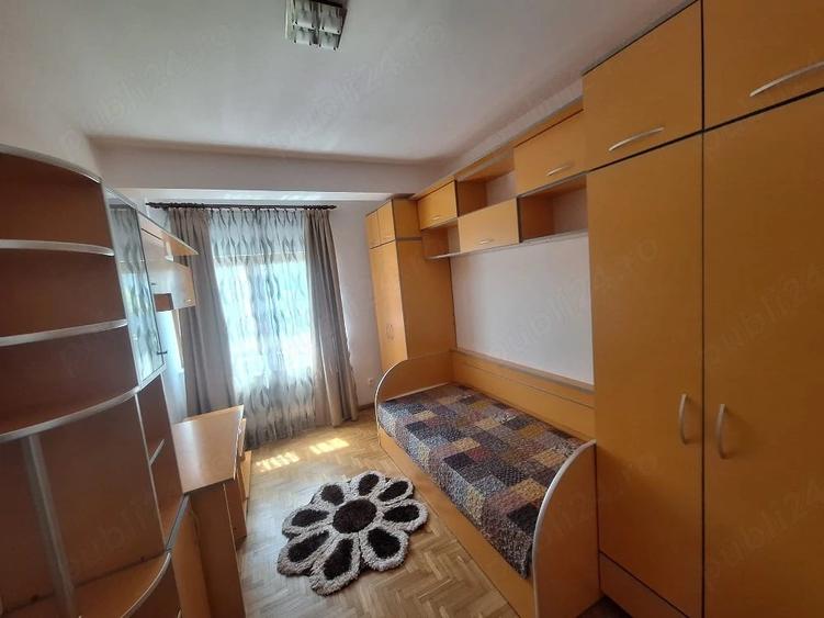Apartament cu 3 camere semidecomandat în Central