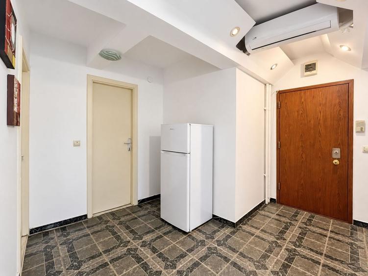 Apartament cu 2 camere decomandat, mobilat în Central