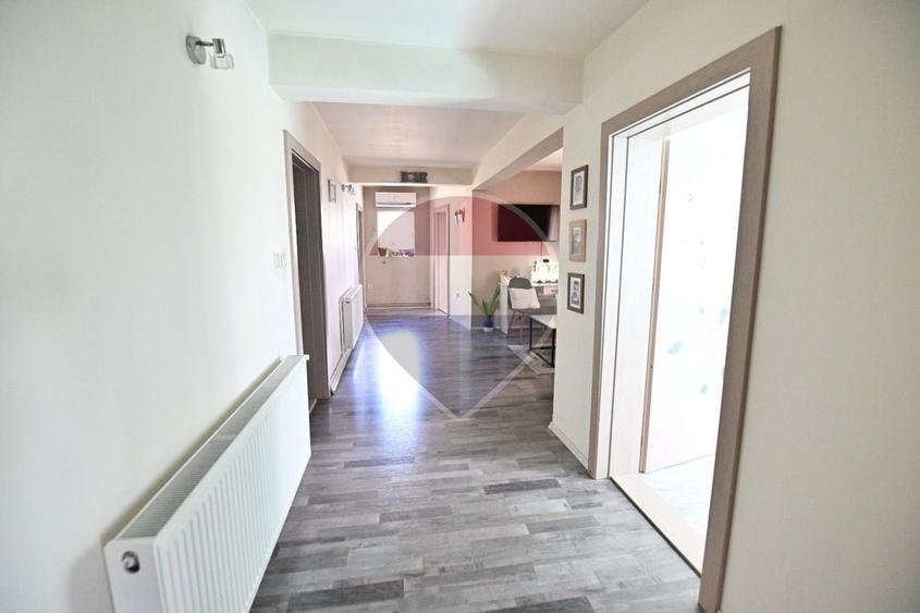 Casă individuală cu 7 camere cu Teren 400 Mp în Bariera Vâlcii