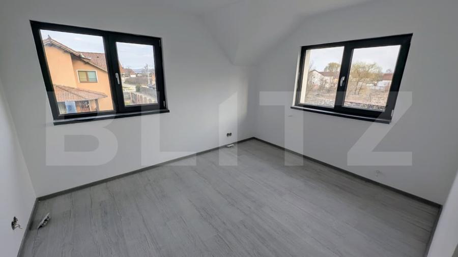 Duplex cu 4 camere cu Canalizare în Micești