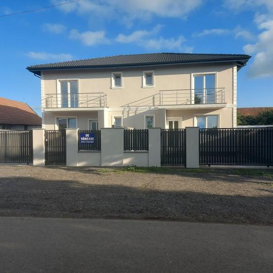 Casă cu 4 camere în Sânmihaiu Român