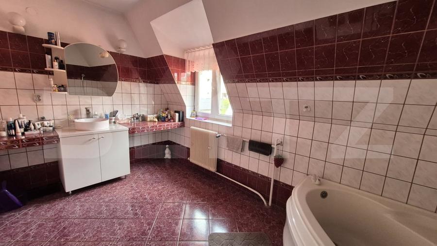 Casă individuală cu 6 camere cu Canalizare în Cloșca