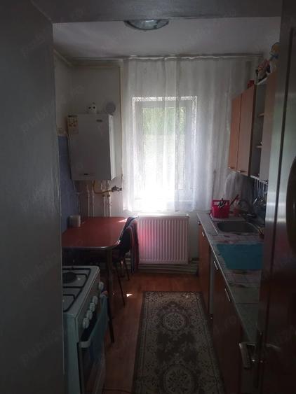 Apartament cu 4 camere semidecomandat în Petros