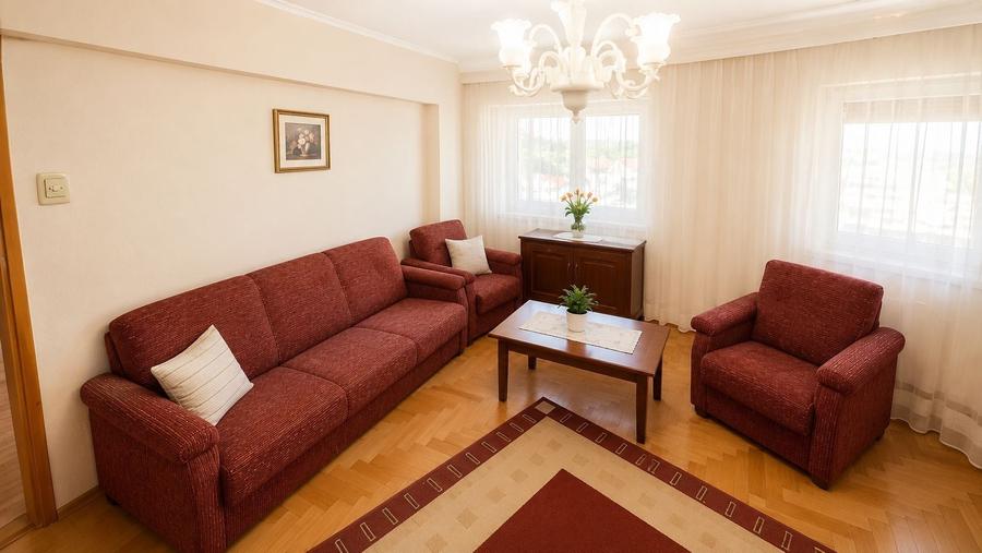 Apartament cu 3 camere decomandat în Central