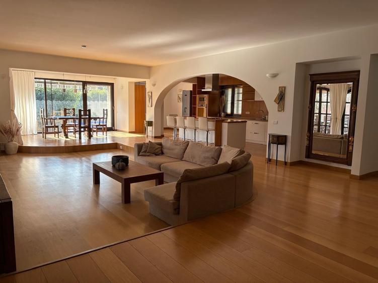 Casă cu 8 camere cu Piscina în Băneasa