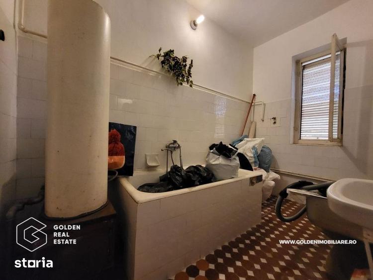 Casă cu 6 camere decomandat cu Teren 10900 Mp în Bârzava