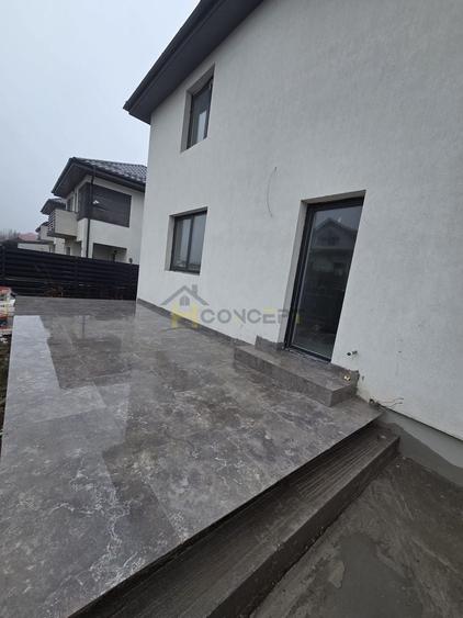 Duplex cu 4 camere cu Canalizare în Central