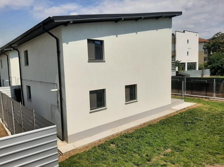 Casă individuală cu 6 camere cu Teren 400 Mp în Sud