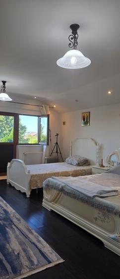 Casă individuală cu 8 camere cu Canalizare în Ciolpani