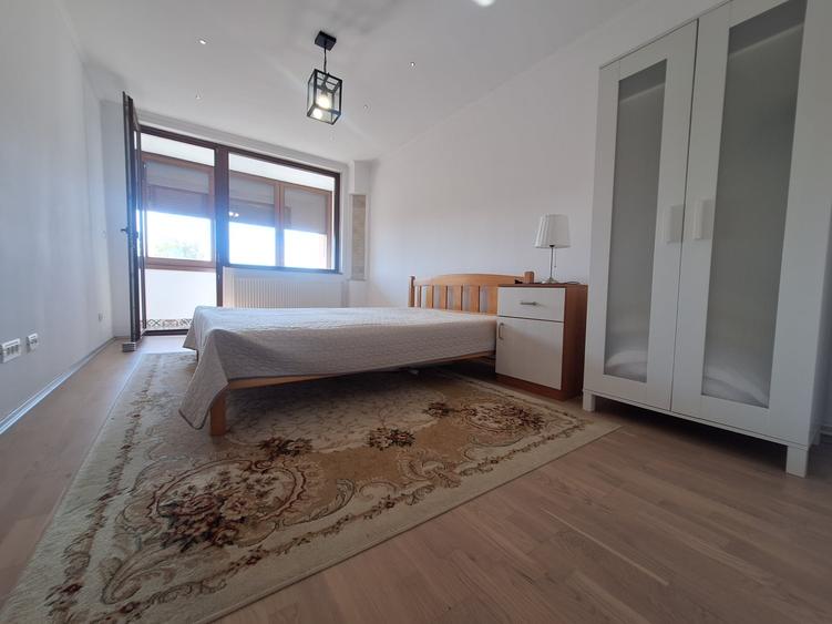 Apartament cu 3 camere semidecomandat, mobilat în Semicentral