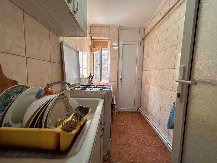 Apartament cu 3 camere semidecomandat în Viziru 1