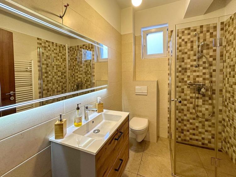 Apartament cu 3 camere semidecomandat, mobilat în Ghimbav Livadă