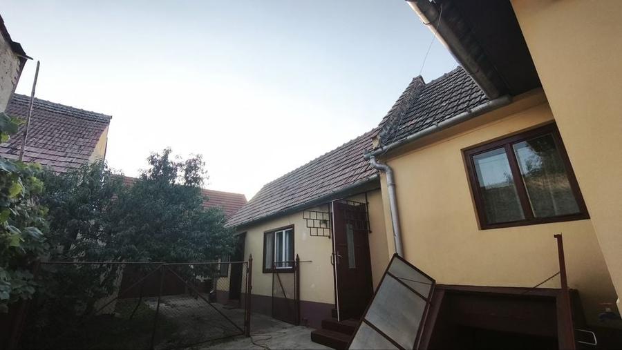 Casă cu 4 camere în Pianu