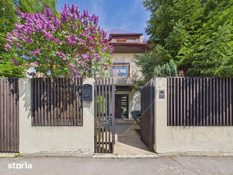 Casă cu 9 camere cu Teren 721 Mp în Crevedia