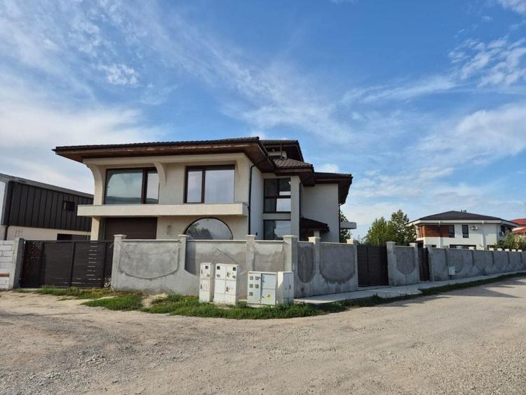 Casă individuală cu 11 camere cu Canalizare în Mogoșoaia