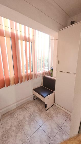 Apartament cu 3 camere semidecomandat în Far