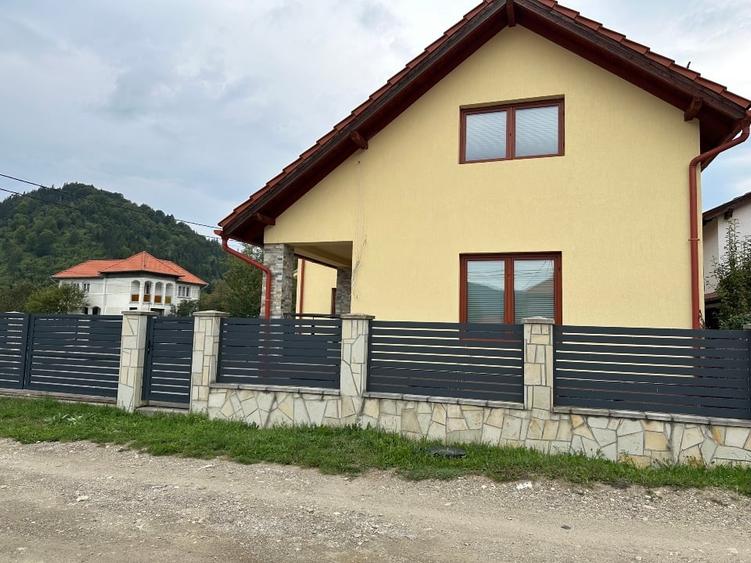 Casă individuală cu 5 camere cu Canalizare în Corbu