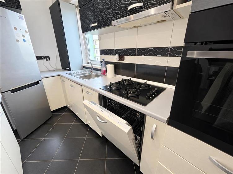 Apartament cu 3 camere decomandat, mobilat în Turnișor