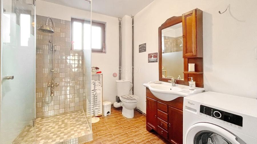 Casă individuală cu 11 camere cu Canalizare în Poiana Mărului