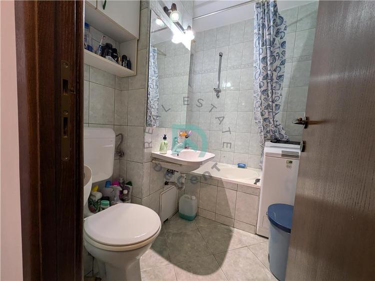 Apartament cu 3 camere decomandat în Astra
