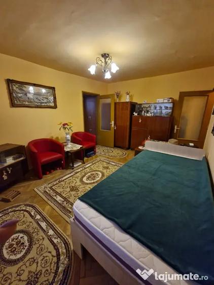 Apartament cu 2 camere semidecomandat, mobilat în Dâmbovița