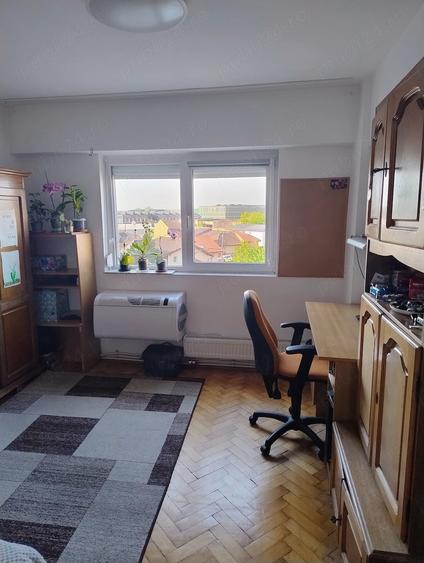 Apartament cu 4 camere decomandat în Soarelui