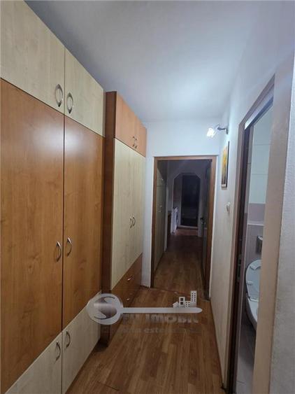 Apartament cu 3 camere decomandat, mobilat în Nicolina