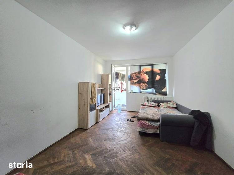 Apartament cu 3 camere semidecomandat în Tei