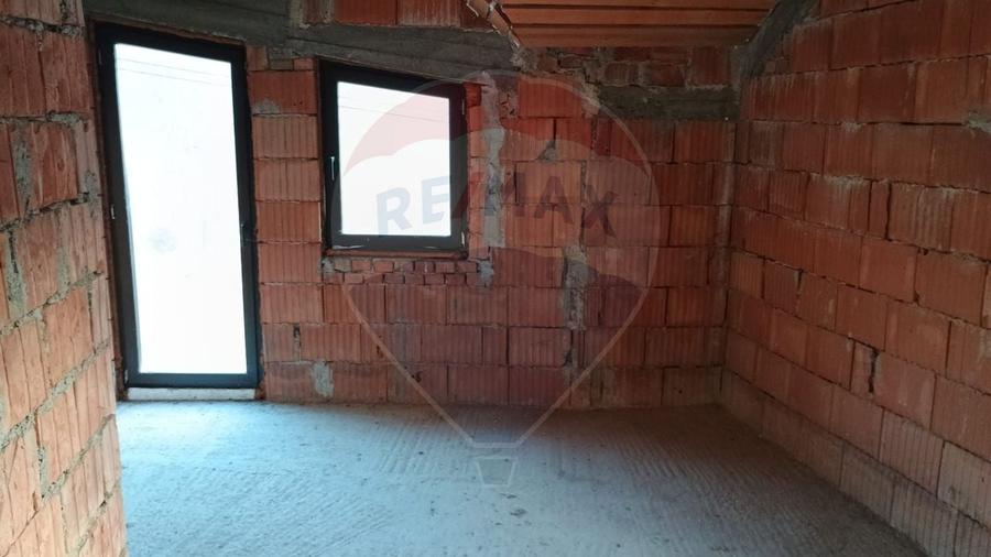 Casă individuală cu 9 camere cu Teren 2170 Mp în Central