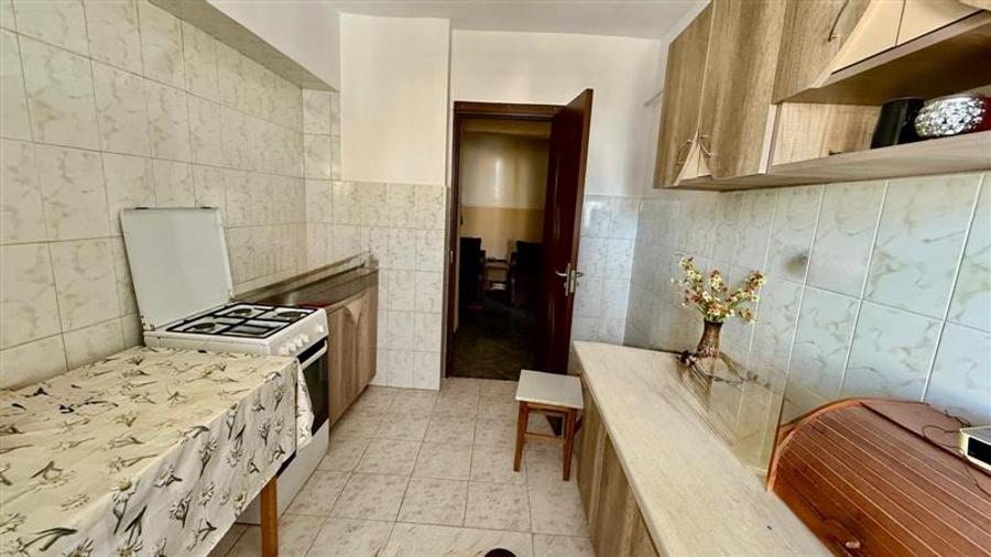 Apartament cu 4 camere decomandat în Dacia