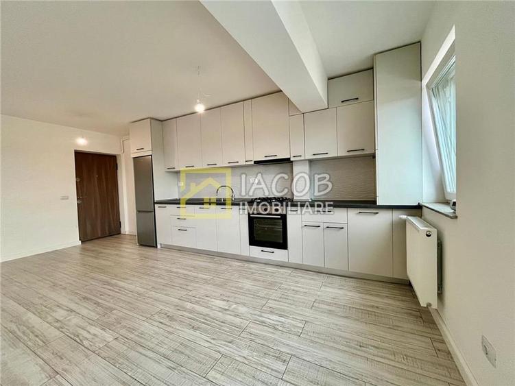 Apartament cu 3 camere semidecomandat, mobilat în Ștefan cel Mare