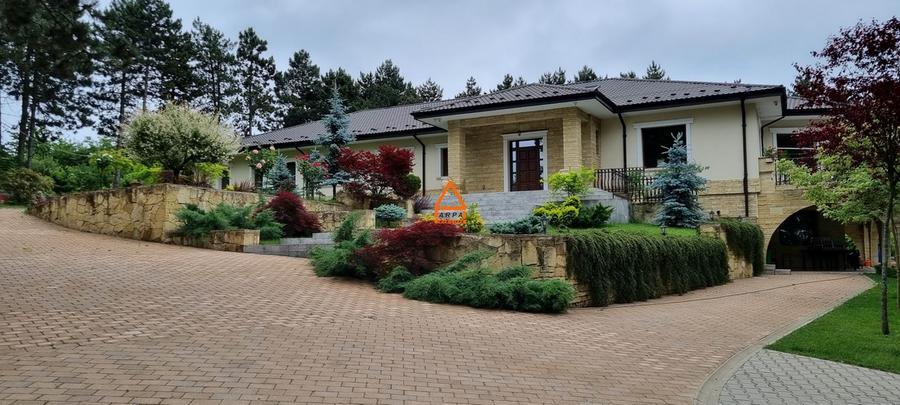 Casă individuală cu 7 camere cu Piscina în Bucium