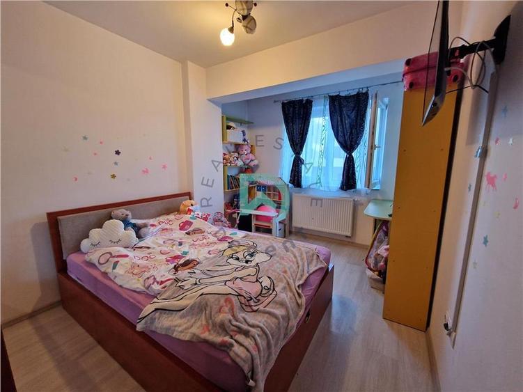 Apartament cu 3 camere decomandat în Tractorul