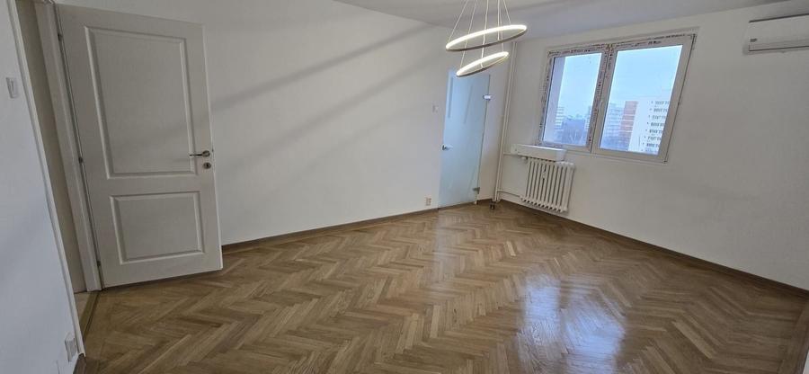 Apartament cu 3 camere decomandat în Titan