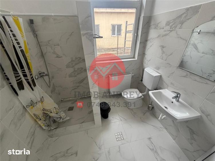 Casă cu 10 camere cu Teren 300 Mp în Central