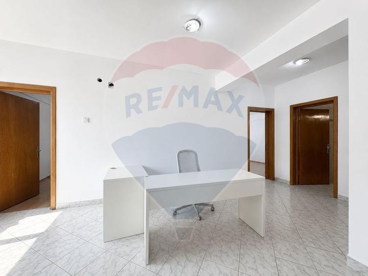 Casă cu 6 camere cu Teren 180 Mp în Giulești