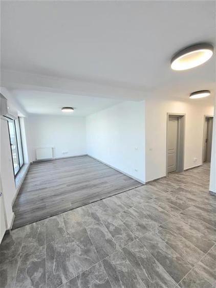 Apartament cu 3 camere semidecomandat în Exterior Nord