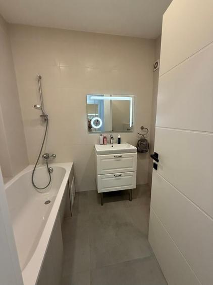Apartament cu 3 camere decomandat în P-ța Victoriei