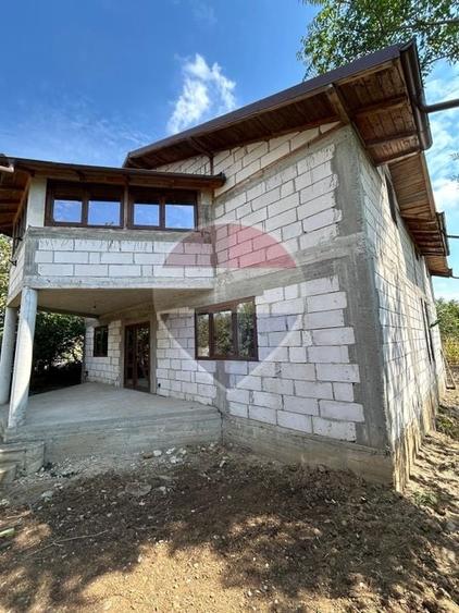 Casă individuală cu 7 camere cu Teren 800 Mp în Măineasca