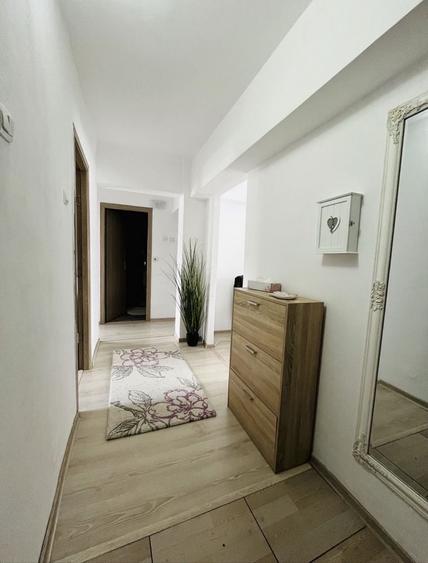 Apartament cu 3 camere decomandat în Petros