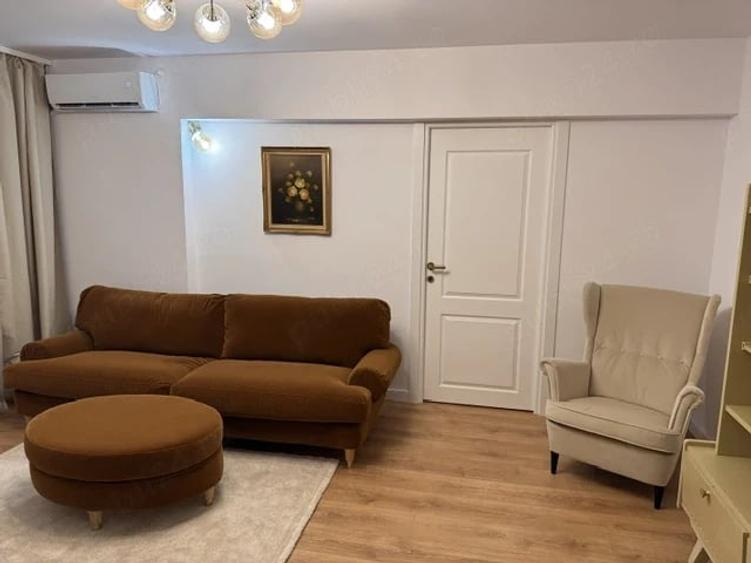 Apartament cu 3 camere semidecomandat în Tineretului