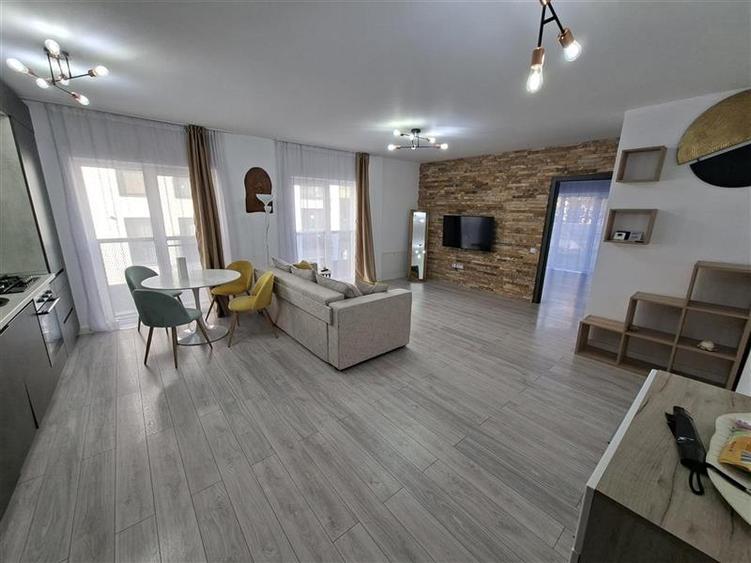 Apartament cu 3 camere semidecomandat, mobilat în Iris