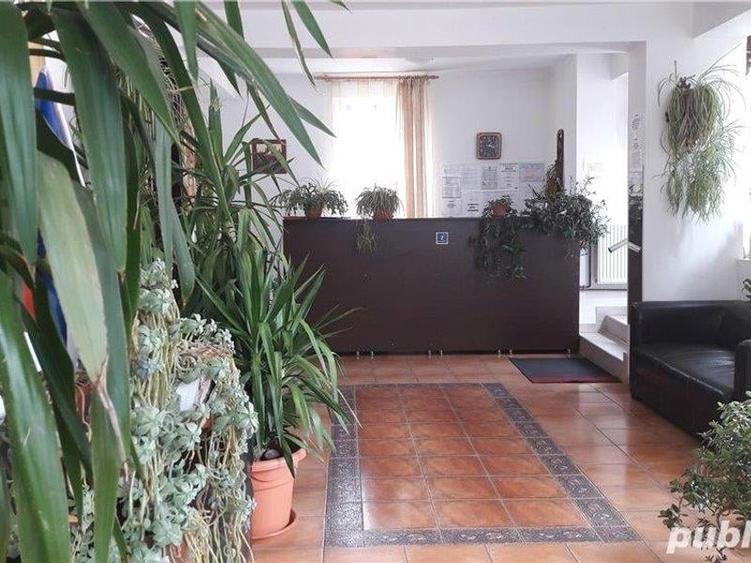 Casă individuală cu 13 camere cu Canalizare în Central