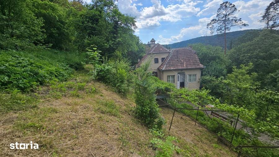 Casă cu 6 camere cu Teren 2600 Mp în Central