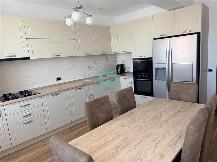 Apartament cu 3 camere decomandat în Tractorul