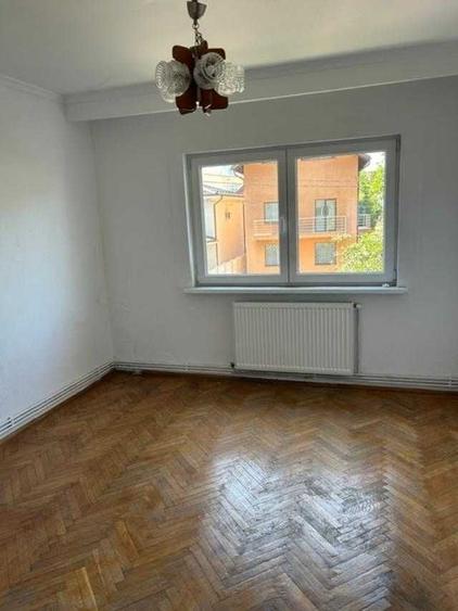 Apartament cu 3 camere decomandat în Zăvoi