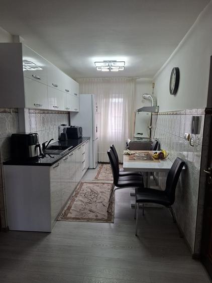 Apartament cu 3 camere decomandat în Petros