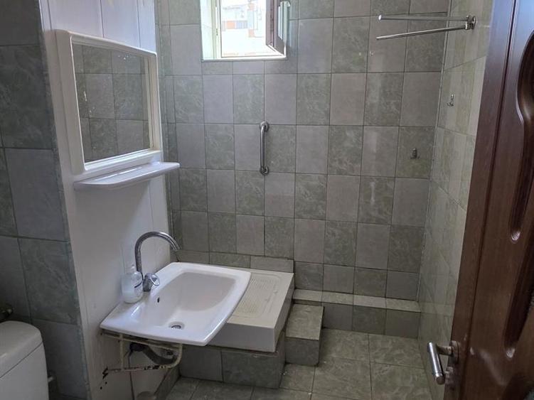 Apartament cu 3 camere decomandat în Craiovița Nouă